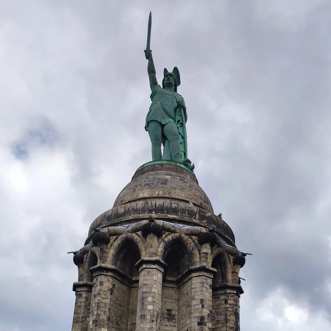 MBaehr1's tweet image. Im Leben gibt es Höhen und Tiefen, aber genau das macht den Weg spannend! 🌞🌑 Hier am Hermannsdenkmal wird mir klar: Jede Herausforderung ist meisterbar. 💪

#MotivationMontag #LebenGenießen