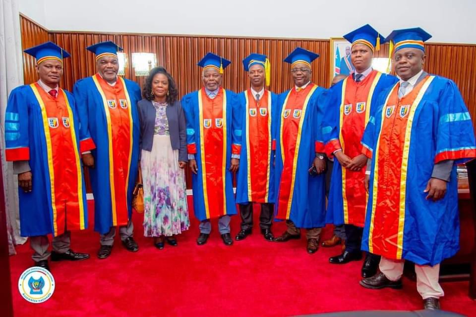 rkitsita's tweet photo. #RDC: Pour avoir pris l’initiative de remettre officiellement au Professeur Vital KAMERHE dans son cabinet
de travail à l'Assemblée Nationale sa toge de Professeur, prérogative reconnue au Recteur de l'Université de Kinshasa ou à ses délégués; Sont suspendus de toutes leurs fonctions à la Faculté des Sciences Économiques et de Gestion de l'Université de Kinshasa, les Professeurs BATAMBA BALEMBU, SINZIDI KABUKI, ALY KYAMASA, MBATSHI Honoré, NEMOYATO BEGEPOLE et BOFOYA KOMBA