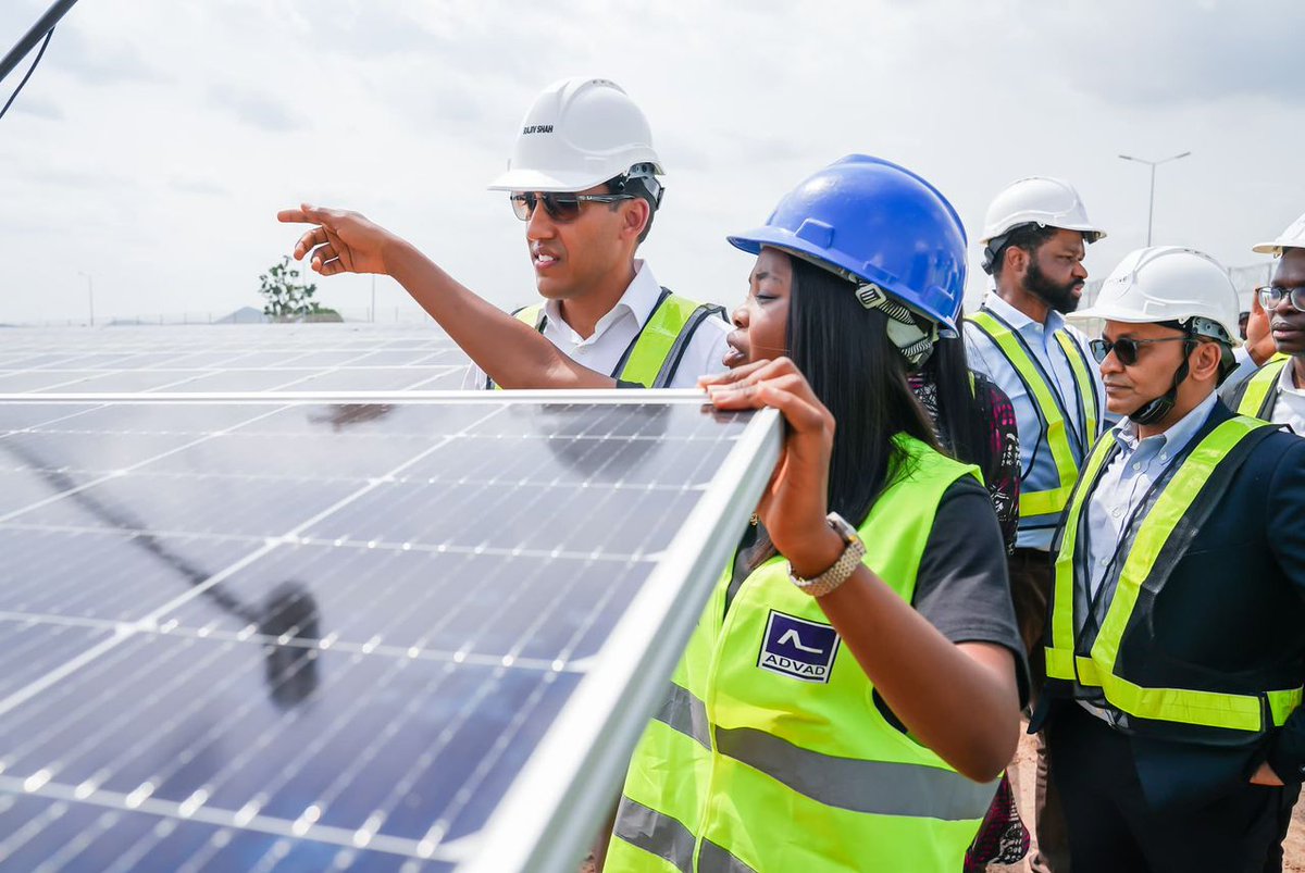 TheREANigeria's tweet photo. #PartnersinPower - Earlier today, the REA, @SEforALLorg, @WorldBank & @EnergyAlliance hosted @rajshah, the President of @RockefellerFdn at a Roundtable with Development Partners, held at the site of REA's 3MW #EEP solar hybrid power plant designed to power University of Abuja. https://t.co/hT6ESK8LnA