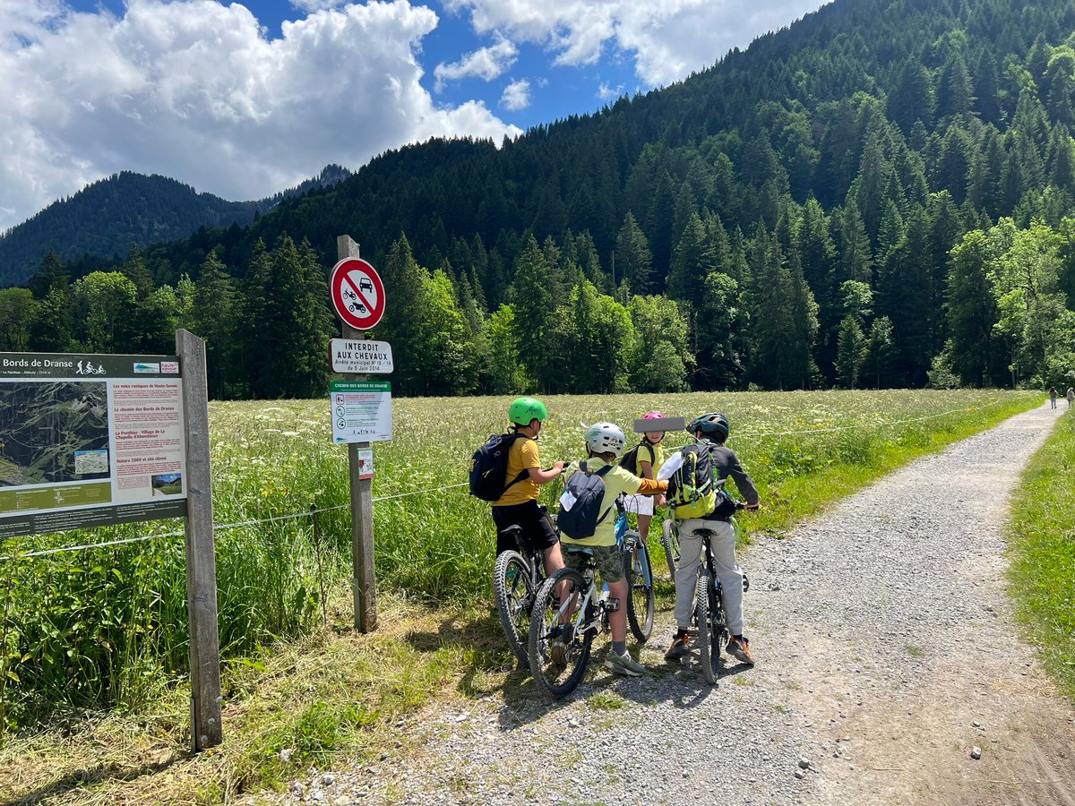 MV_ATICE's tweet photo. Au Fil de la Dranse, une rencontre @Usep__74 autour de l’#EPS, de l’#EDD et de l’#accessibilité ! 30 équipes au départ pour parcourir les bords du ruisseau à vélo ! @KarineDessaix74 @DSDEN74 https://t.co/y8f5l55m5V