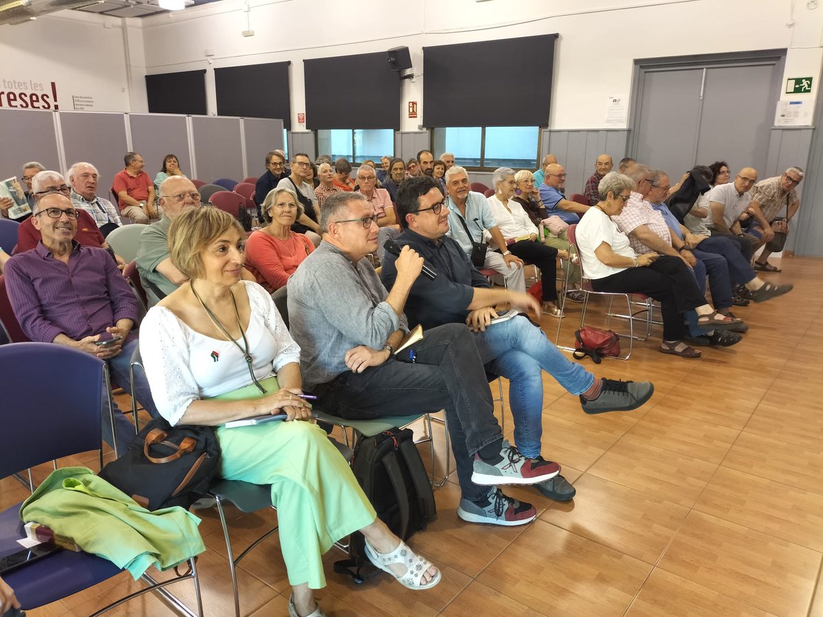 MandreuBcn's tweet photo. Presentat per @JmRomero73 i guiat per Gonçal Évole, el cartògraf @EnricJuliana ha dictat una lliçó política i periodística magistral a la seu de @ccoo_bll_apag @ccoocatalunya en la presentació del seu darrer llibre al #clubCOCOS @FundCipriGarcia https://t.co/5VzCQFz6lS