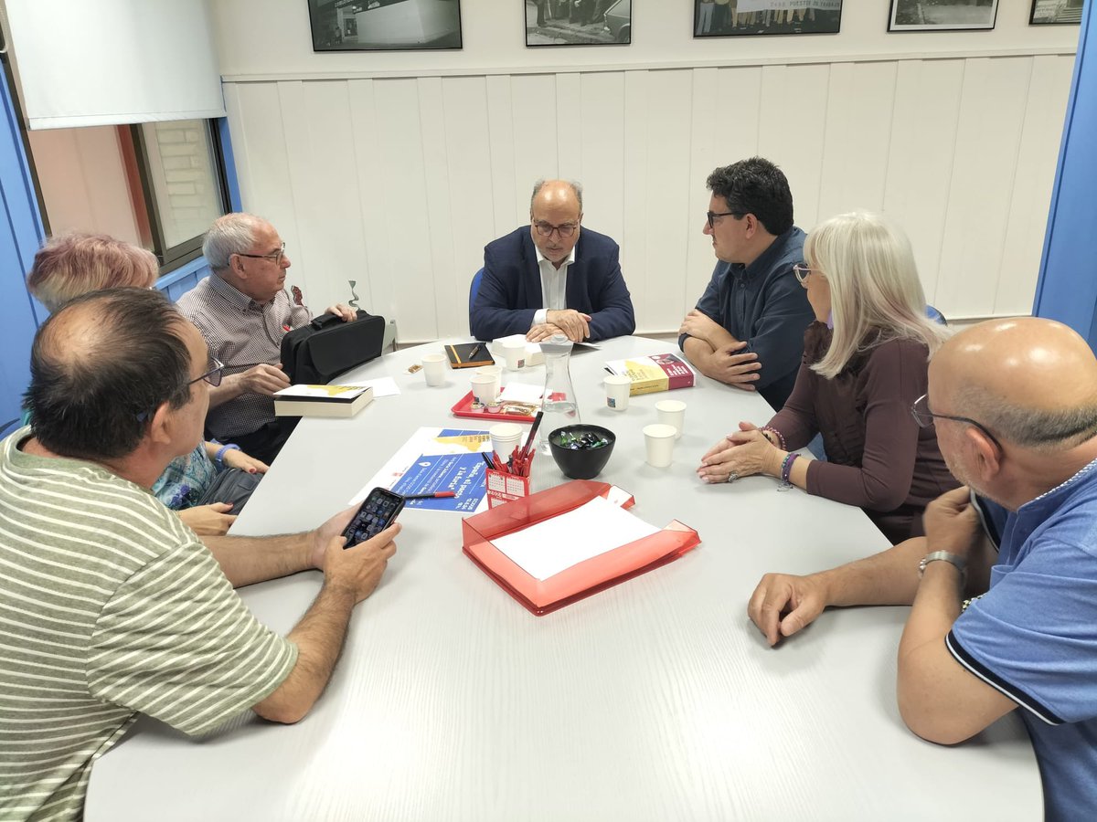 MandreuBcn's tweet photo. Presentat per @JmRomero73 i guiat per Gonçal Évole, el cartògraf @EnricJuliana ha dictat una lliçó política i periodística magistral a la seu de @ccoo_bll_apag @ccoocatalunya en la presentació del seu darrer llibre al #clubCOCOS @FundCipriGarcia https://t.co/5VzCQFz6lS