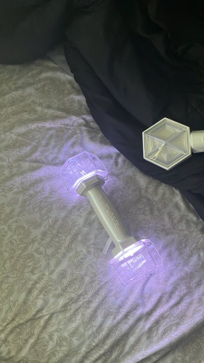 Plavekiri's tweet photo. YAAAAAAAAAAS i gutted my exo lightstick for the batteries imsosorry BUT YAAAAS https://t.co/D15PX1tqy0