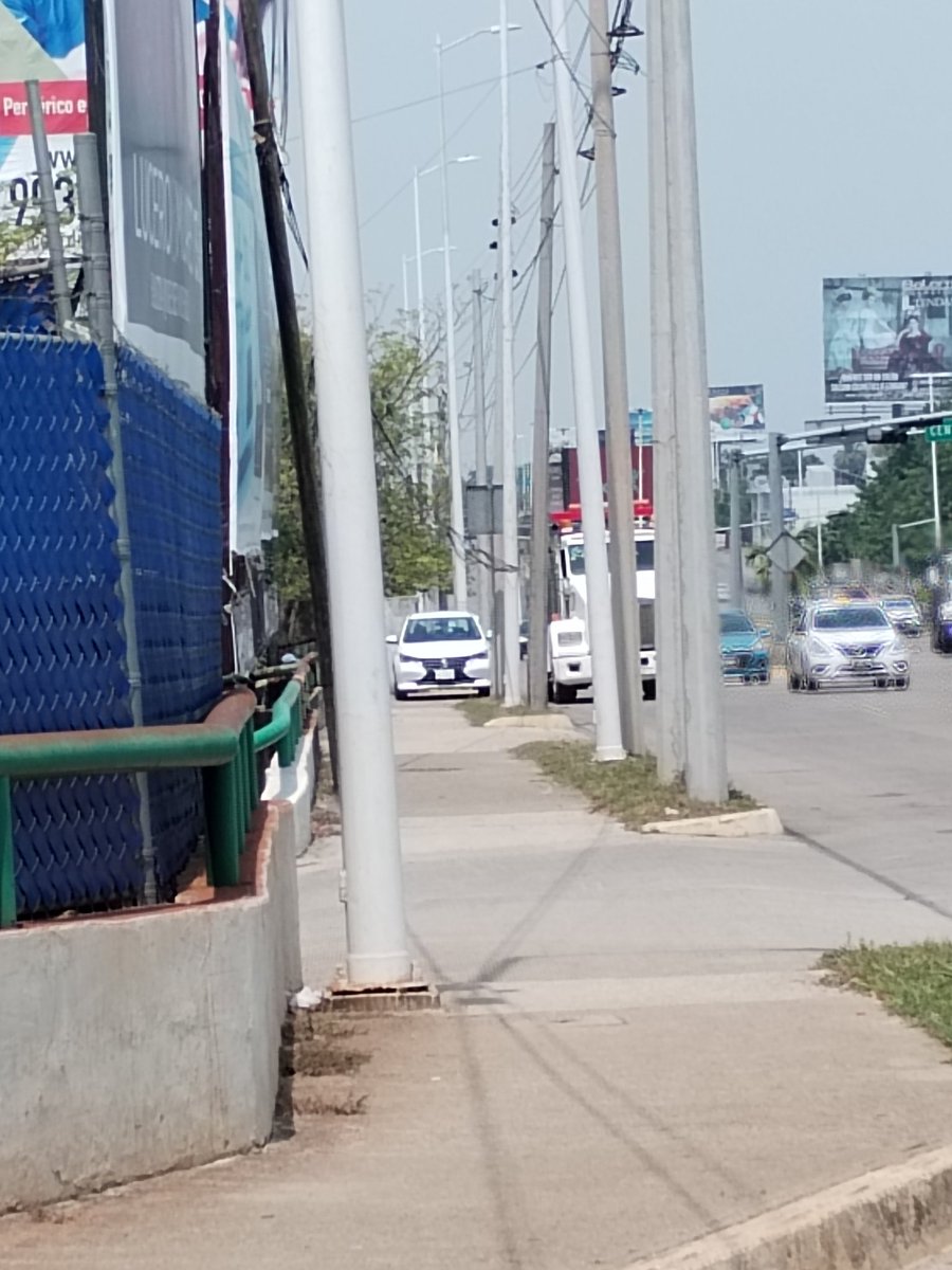 kikyn_mx's tweet photo. Ahí estás bien, la banqueta para eso es, para que estaciones tu vehículo.

@PECTabasco Esto frente a #Altabrisa #villahermosa https://t.co/mq6SCcgm4I