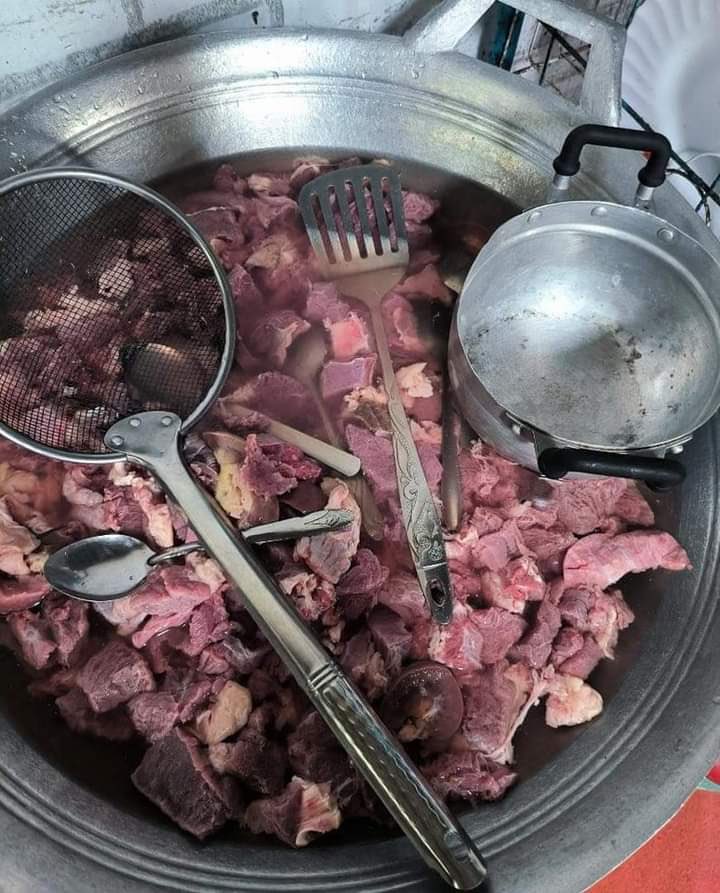 bckupacc99's tweet photo. Raya kurban dah dekat ni, dah tahu ke cara nak lembutkan daging..? 

Ramai cakap letak sudu besi boleh lembutkan daging.. Kalau besi sudu boleh lembutkan daging, tak cukup ke besi dari periuk yang kita sedang gunakan tu..? 😄

Ok mari kita rungkaikan..... https://t.co/zt9b6WqCDh