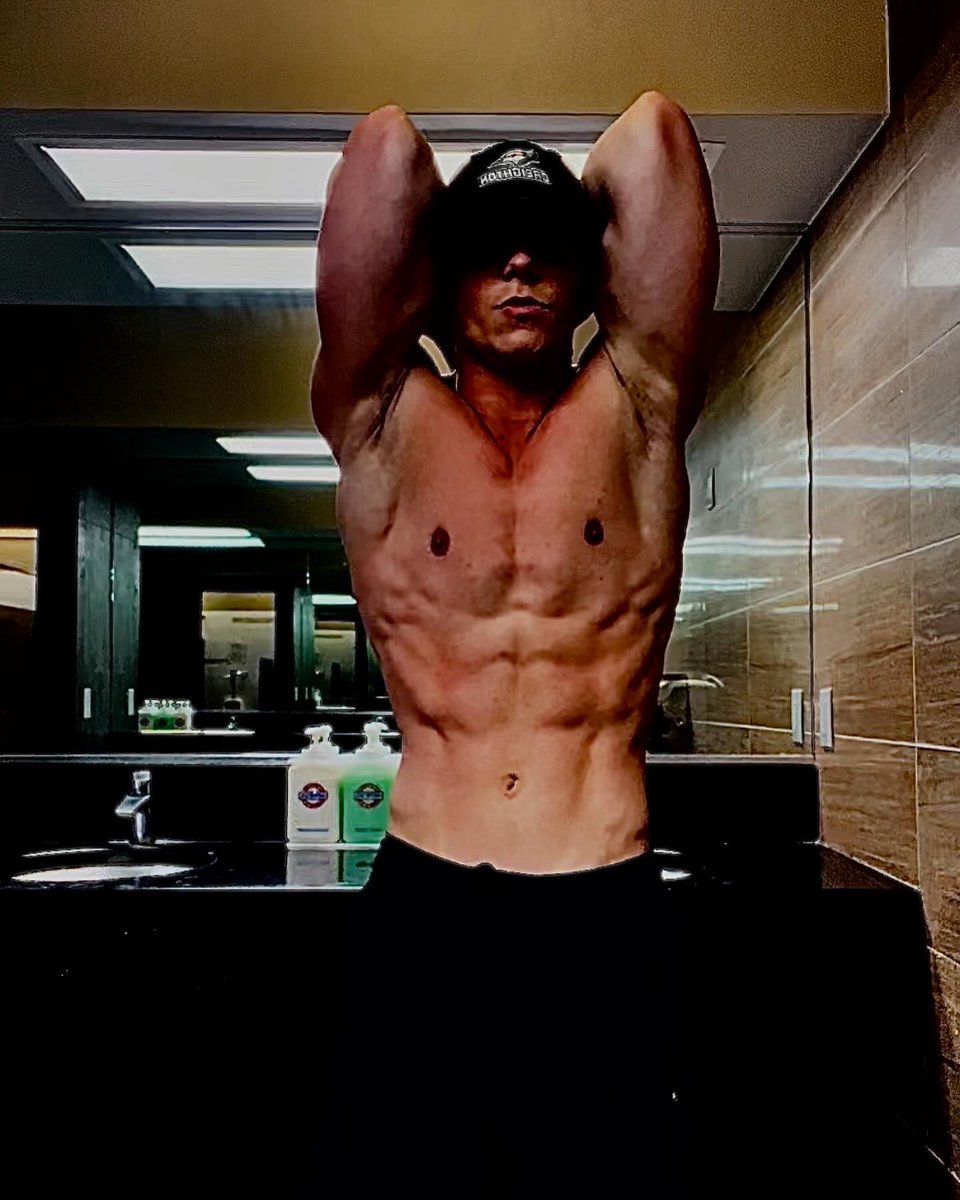 SupBro420's tweet photo. Life’s been good to me. A year into the gym none stop. Up 35 lbs in a year and only 8-9% BF https://t.co/Zztc3nDmV3