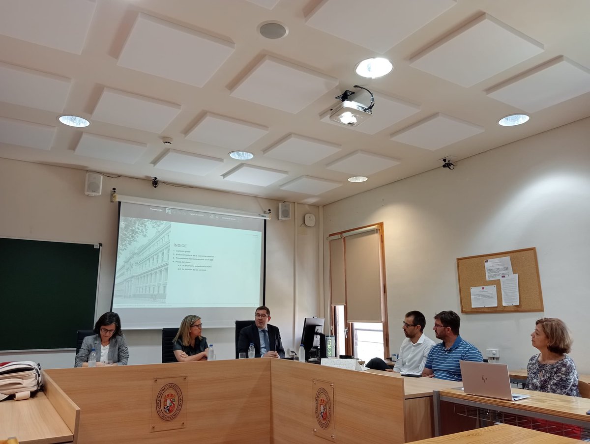 carmen_diazmora's tweet image. Muy interesante jornada con director y otros economistas de DG de Economía y Estadística del @BancoDeEspana presentando conclusiones informe sobre #economíaespañola y laboratorio de datos #BELab. Un lujo escucharles y el coloquio posterior con profesorado y estudiantes @uclm
