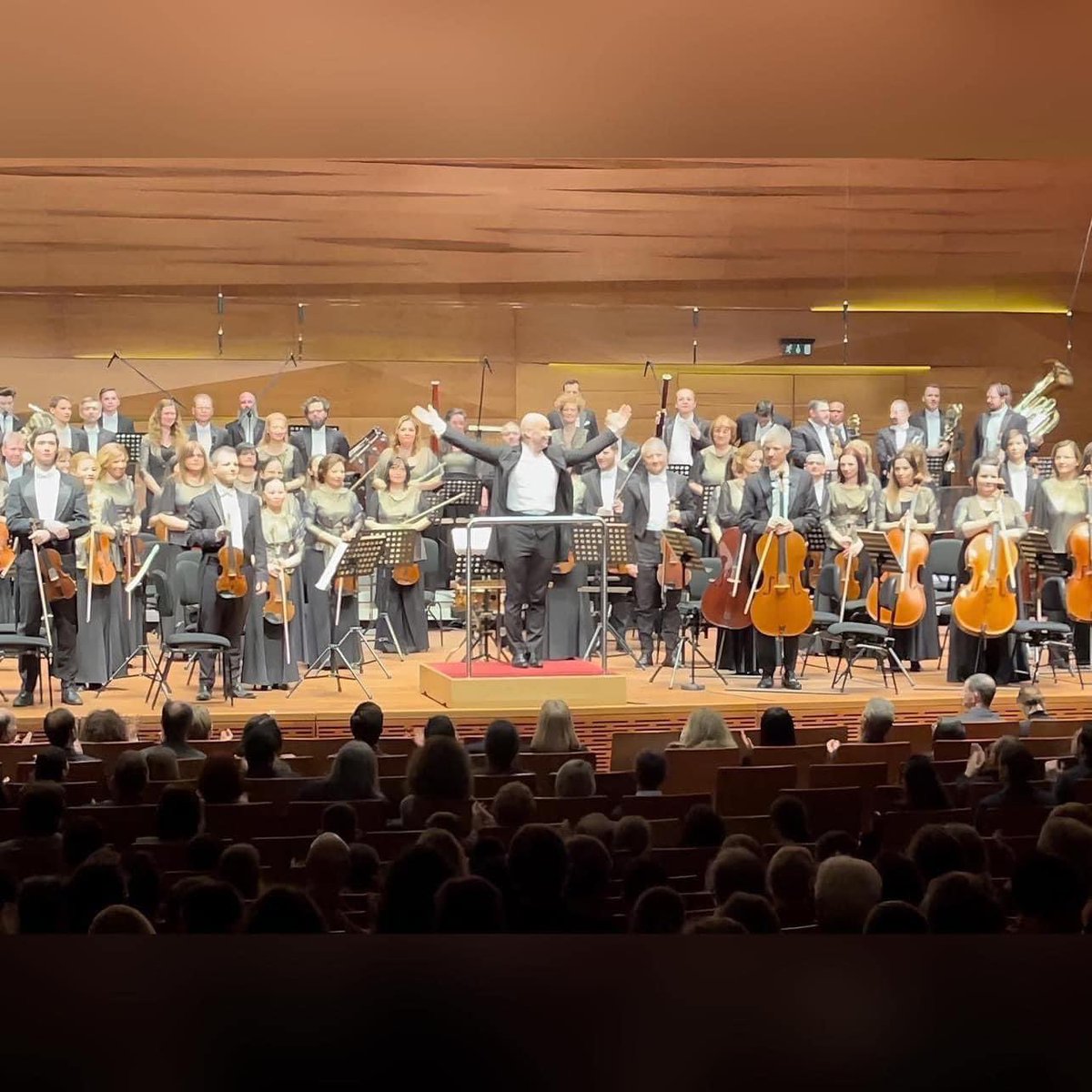 demitridarr's tweet photo. Magnificent performance of Symphony No.6 by Alekszei Ribnyikov. Bravo maestro Kesselyak Gergely!
The orchestra sounded fantastic! 
.
.

#pannonphilharmonic #pannonphilharmonicorchestra #pannonphilarmonic #symphony #orchestra #Ribnyikov #orchestral https://t.co/KoHflI2UlH