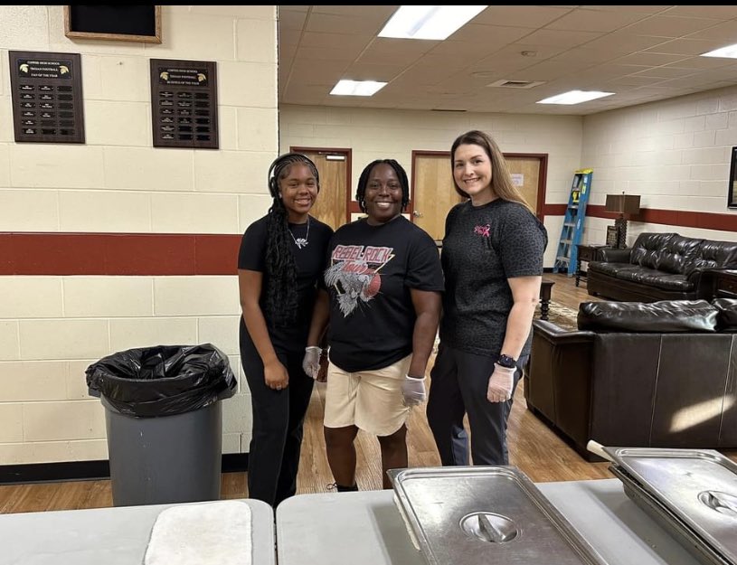WillDettor's tweet photo. Thank you to our Trojan Motivated Moms & Ms. Becky for keeping our team well fueled before & after workouts this Summer! You all make a huge impact on our players success on & off the field! #CRAWL #SuccessIsInTheDetails https://t.co/HczLLQUYVO