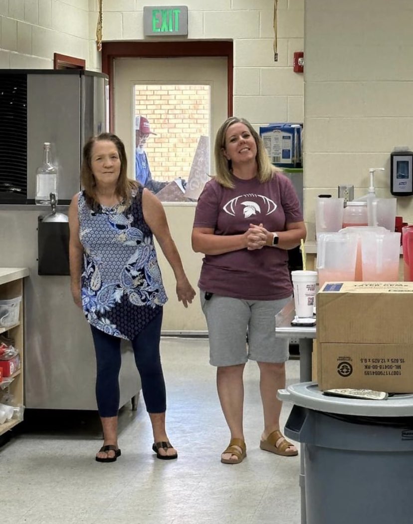 WillDettor's tweet photo. Thank you to our Trojan Motivated Moms & Ms. Becky for keeping our team well fueled before & after workouts this Summer! You all make a huge impact on our players success on & off the field! #CRAWL #SuccessIsInTheDetails https://t.co/HczLLQUYVO