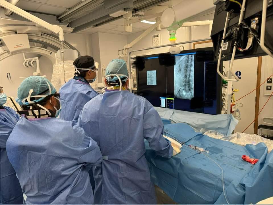 Our vascular team performing a difficult short conical neck AAA endovascular repair today with Endoanchors 

Well done team👏👏. Proud moment for the team and hospital. 👌👍<a href="/UHP_NHS/">University Hospitals Plymouth NHS Trust</a> <a href="/DevMittapalli/">Dev Mittapalli</a>