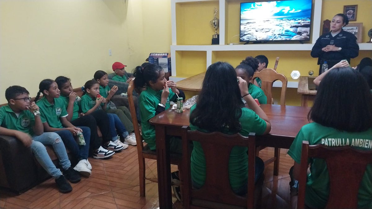 policiadepanama's tweet photo. Unidades de la #DINAPART, reciben visita de los estudiantes del Colegio Básico Bilingüe Veracruz, durante la acogida  les brindamos docencia sobre  la Protección del Medio Ambiente y del cuidado de los animales. https://t.co/ZUzCwdFNPZ