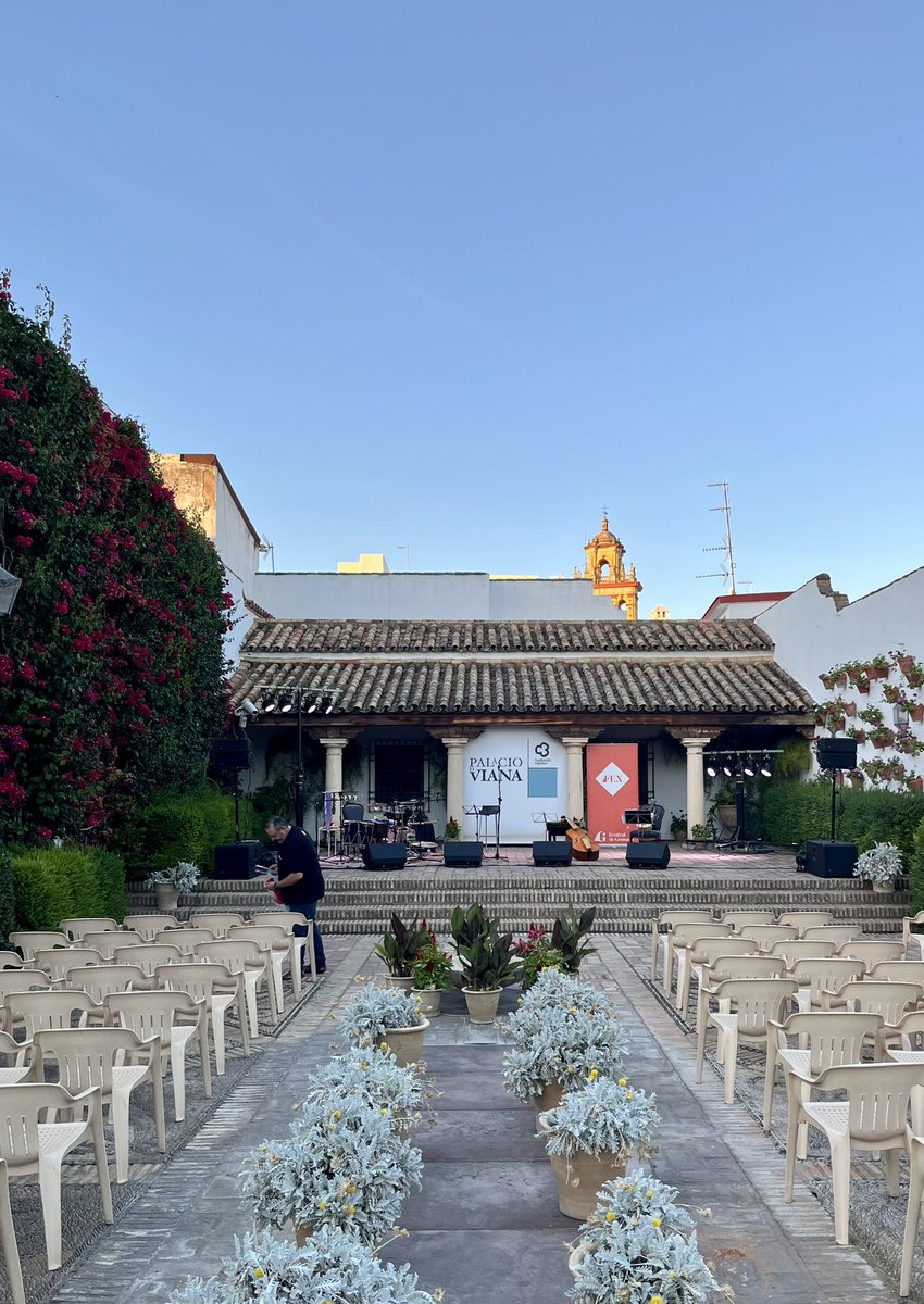amoral07's tweet image. Hoy el FEX nos trae hasta el Palacio de Viana de #Córdoba, sede de la Fundación @cajasur, por primera vez en la historia del @FestivalGranada. De los 12 patios del palacio, el de las Columnas acogerá un programa barroco trufado con jazz por  #Lookingback de #AndreasPrittwitz.