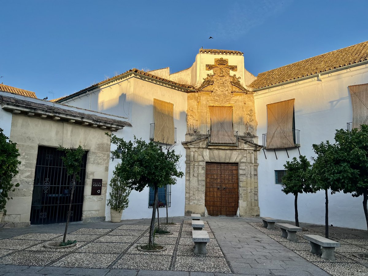 amoral07's tweet image. Hoy el FEX nos trae hasta el Palacio de Viana de #Córdoba, sede de la Fundación @cajasur, por primera vez en la historia del @FestivalGranada. De los 12 patios del palacio, el de las Columnas acogerá un programa barroco trufado con jazz por  #Lookingback de #AndreasPrittwitz.