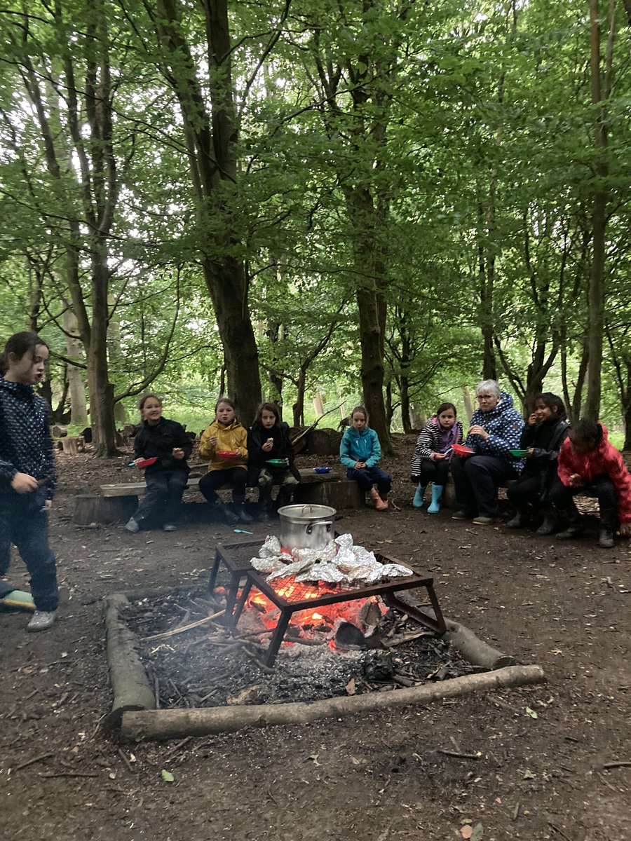 PipersForestSch's tweet image. Year 3 @PipersPrep fun in the forest despite the rain ☔️ 🔥 #getoutdoors #forestfun