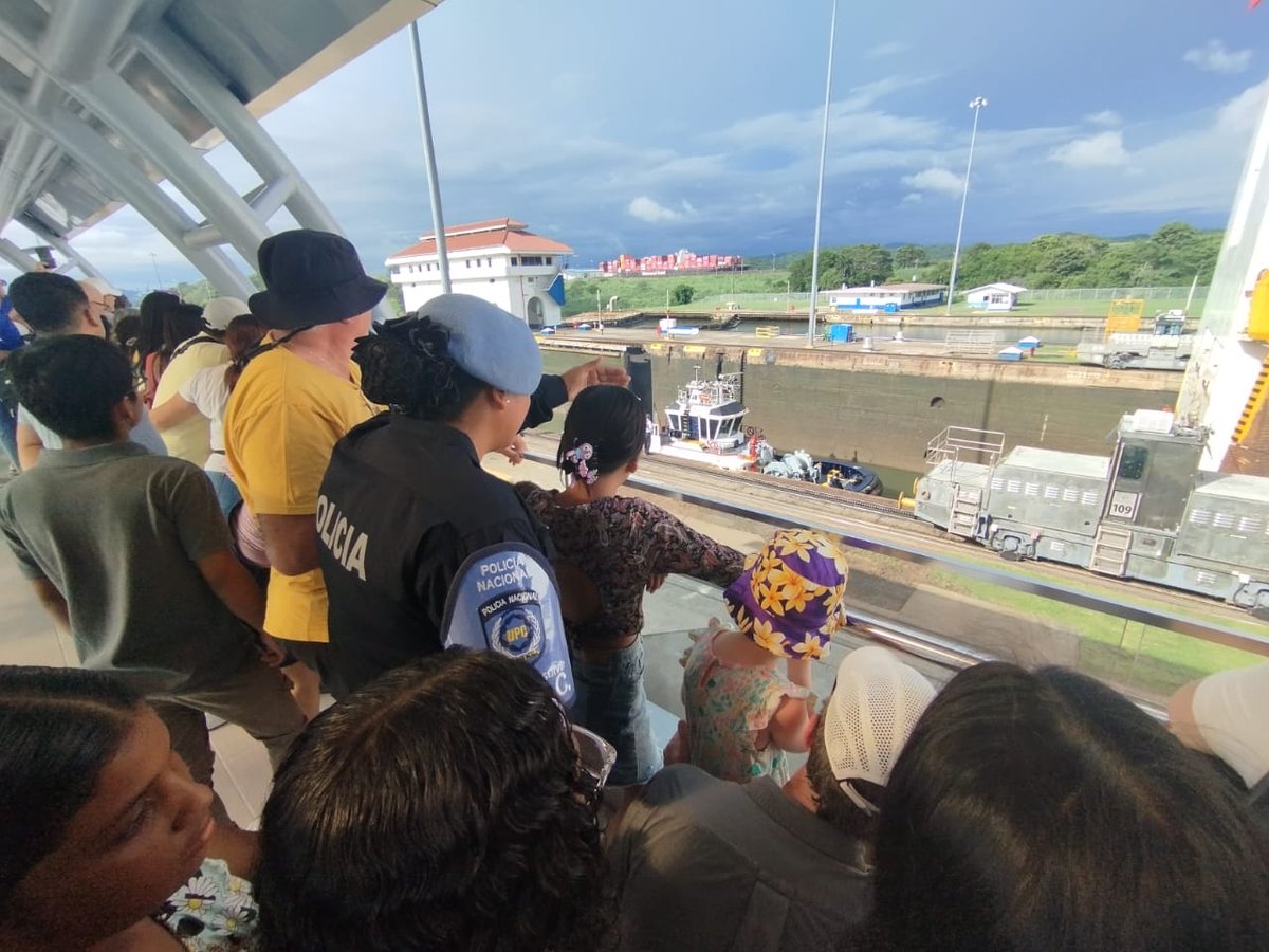 policiadepanama's tweet photo. #Curundú | Unidades de la #DINAPART, reciben visita de los estudiantes del Colegio Básico Bilingüe Veracruz, les brindamos una docencia de la Protección del Medio Ambiente y del cuidado de los animales. https://t.co/kzuq6J63nl