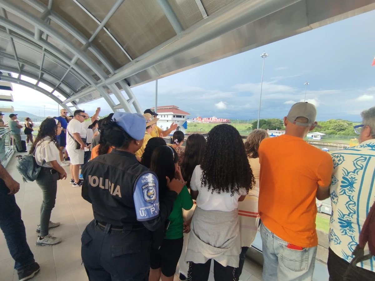 policiadepanama's tweet photo. #Curundú | Unidades de la #DINAPART, reciben visita de los estudiantes del Colegio Básico Bilingüe Veracruz, les brindamos una docencia de la Protección del Medio Ambiente y del cuidado de los animales. https://t.co/kzuq6J63nl