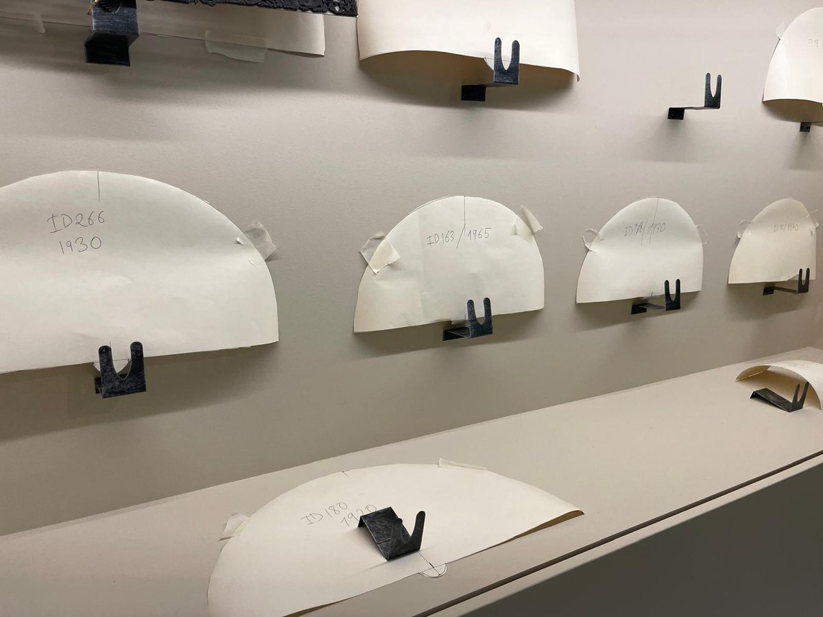 Hay cierto misterio en la fase de un montaje expositivo y la mente vuela... 🪭🪭 En breve estará todo a punto  💆🏼‍♀️☺️

#DiseñoValencia #Palmito
#Abanico #Exhibition
#Artesania