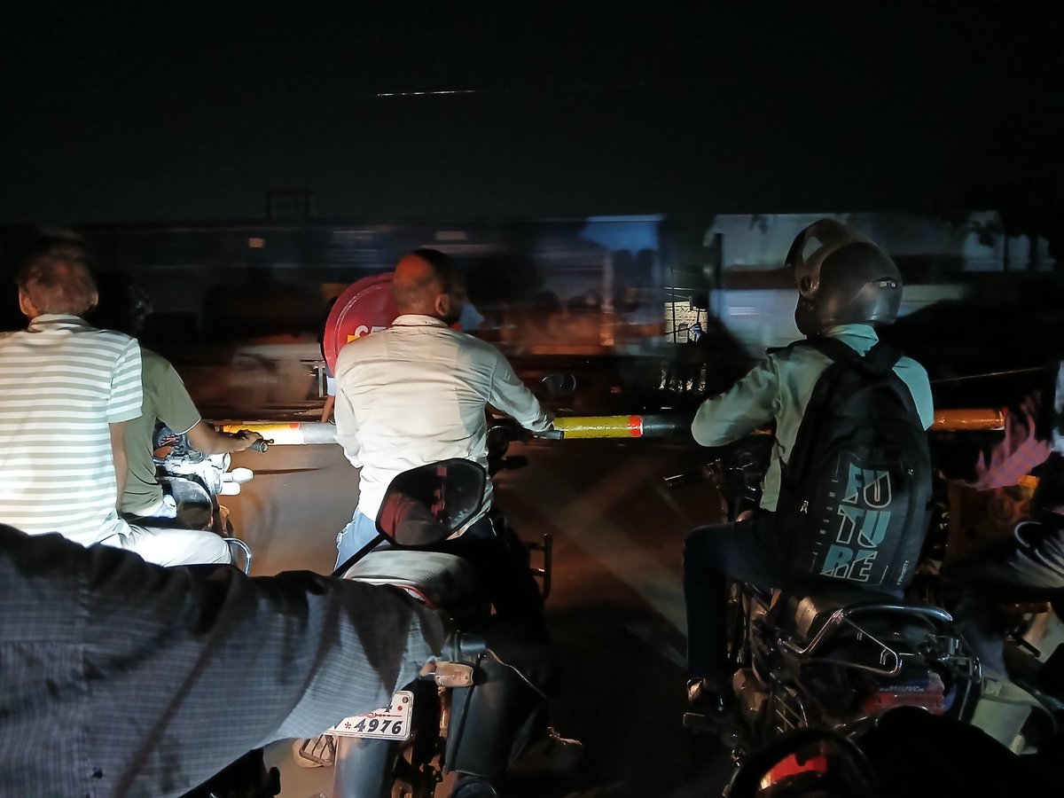 यूपी जौनपुर के लाइनबाजार से कजगांव मार्ग पर भड़सरा स्थित रेलवे फाटक की रोज की यह स्थिति है कि ट्रेन का पिछला हिस्सा ठीक फाटक पर आकर घण्टो रुक जाता है जिससे आवागमन में बाधा साथ ही मरीजो खासकर गर्भवती महिलाओं व छात्र छात्राओं को बेहद असुविधा होती है <a href="/RailMinIndia/">Ministry of Railways</a> <a href="/PMOIndia/">PMO India</a>