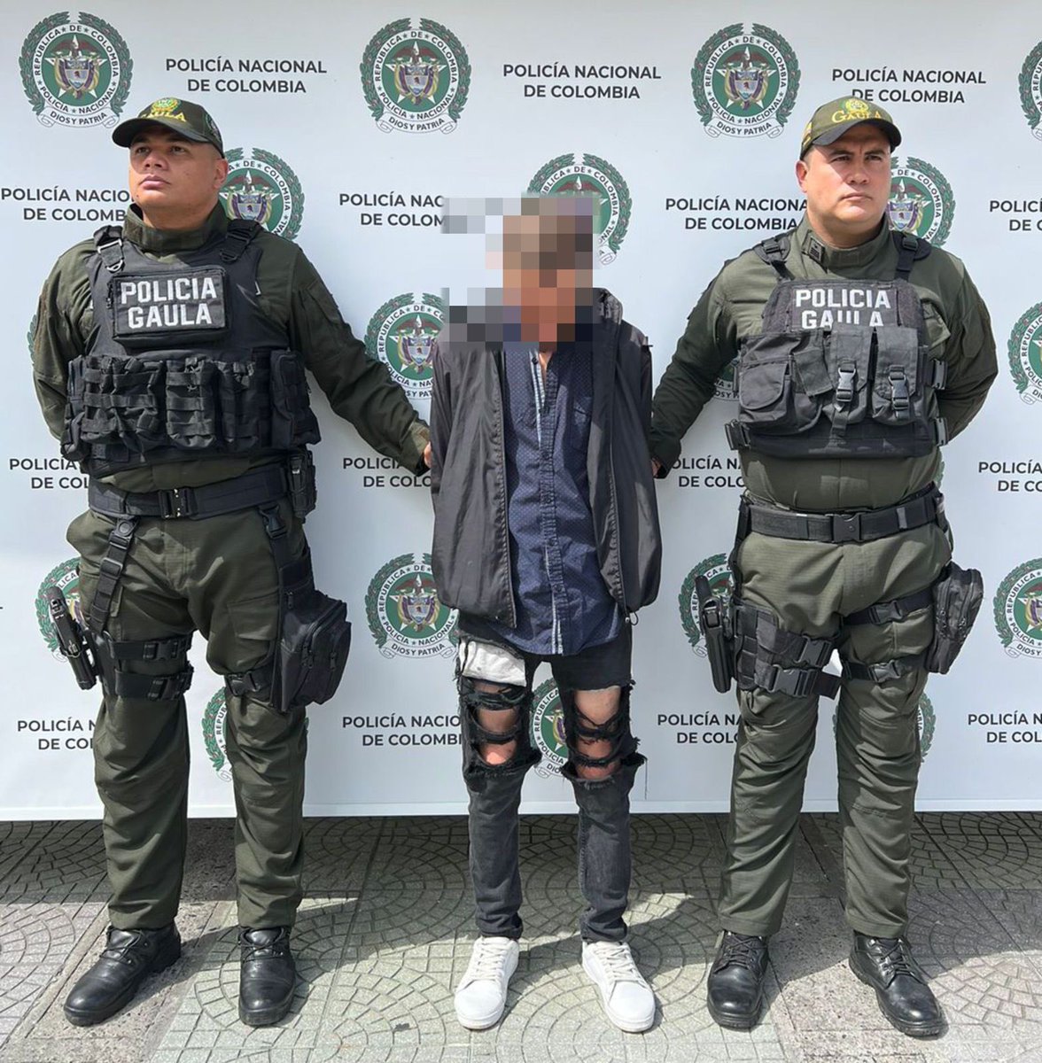 CiudadManizales's tweet image. 1/2 #PlanDeControlCiudad
El #GAULA de la Policía y la #SIPOL capturaron en #Manizales, en el sector de #LaGalería a una persona por el delito de secuestro simple. 
Al capturado se le vinculan 12 procesos investigativos más por: ⬇️