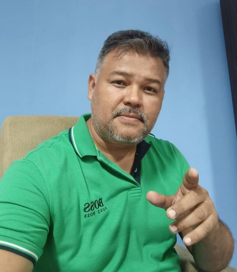 Class987FM's tweet photo. #Cojedes|| *Eduardo Rojas: Votar en la tarjeta de Futuro es votar por Nicolás Maduro*

Eduardo Rojas,  ex secretario general del partido Futuro en Cojedes, manifestó que hay ruidos por allí de gente que quiere engañar al pueblo diciendo que voten en esa tarjeta. 

"No señor ni se les ocurra, eso sería una traición a nuestro candidato Edmundo González quien está inscrito en solo tres tarjetas, "la manito" de la Unidad, Movimiento Por Venezuela (MPV) y Un Nuevo Tiempo (UNT); recuerden que la organización Futuro nos la arrebataron y ahora la adquirió el gobernador de Miranda, Héctor Rodríguez"; señaló Eduardo Rojas.

Destacó que el próximo 28 de julio "tenemos una gran oportunidad para cambiar al Gobierno y ya estamos organizados, la lucha es electoral, en unidad, con el voto y la defensa del voto". 

Para culminar Eduardo Rojas manifestó que todo el equipo que le acompaña en Cojedes está con cargos dentro del comando regional Con Venezuela y en los comandos municipales, así como también tienen facilitadores, enlaces y testigos. "El 28 de julio obtendremos una gran victoria para Venezuela y Cojedes".

Reporta: Marbel Moreno