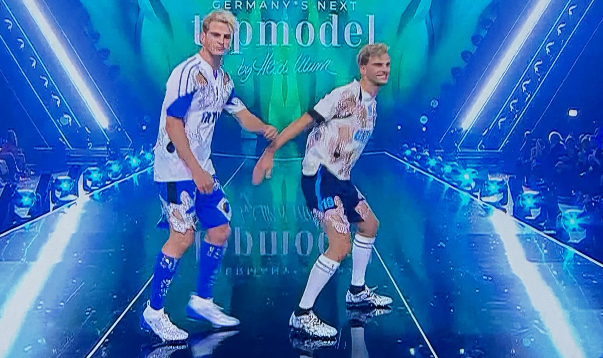 Als ich mit 7 Jahren mit meinem Cousin eine Performance erfunden habe, nur um sie dann der ganzen Familie am Abend zu zeigen #gntm