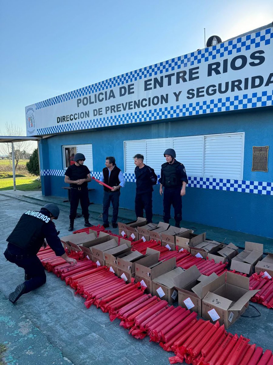 #EntreRios
Secuestraron 500  kilos de explosivos en operativo policial
En el puesto caminero de Ruta N°12 de Aldea Santa María, la Policía, secuestró  300 panes de gelamón explosivo plástico q eran transportados en una camioneta sin medidas de seguridad.
