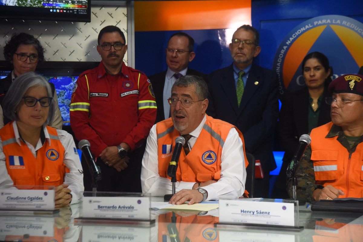 EmisorasUnidas's tweet photo. #AHORA Presidente @BArevalodeLeon, en conferencia de prensa desde @ConredGuatemala: "No por la situación de lluvias o por otra serie de cuestiones, sino por el tema de APM, que requiere que en los próximos días haya una serie de reuniones importantes, he decidido, muy probablemente, cancelar el viaje a estos eventos (en Europa)" | Foto: @noel_solis