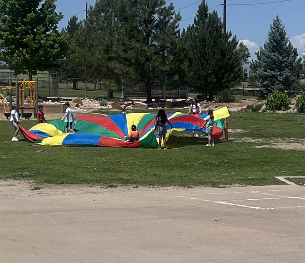 lauracfitz's tweet photo. Project Launch at Red Hawk is a hit! We had a wonderful turn out for the Meet and Greet. Our students loved the scavenger hunt and yard games on our Thursday adventure days to celebrate a week of learning.  @SVVSummerLaunch @MrsLauer @RedHawkRocks https://t.co/73nbaxdcNQ