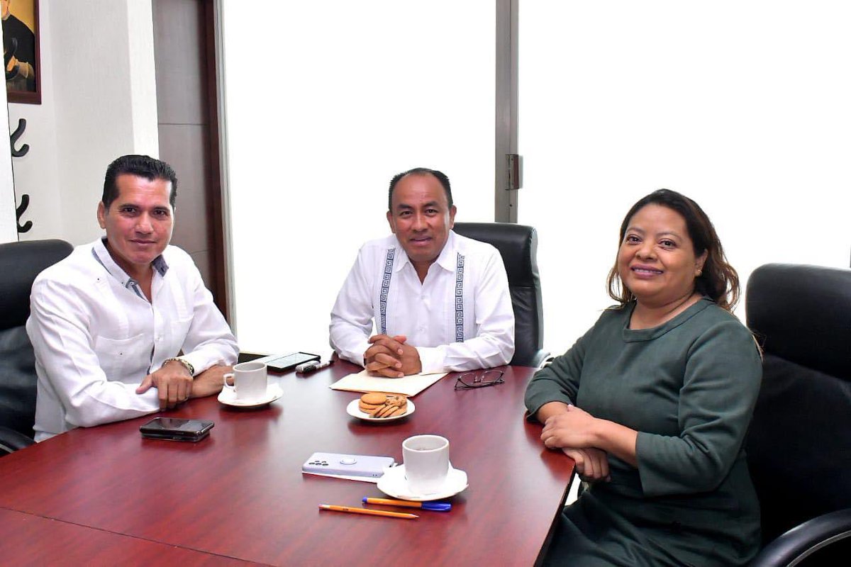 RocioMelchorV's tweet photo. Trabajando por amor y compromiso por Oaxaca, asistí a la reunión de la JUCOPO previo a la sesión Extraordinaria del día de hoy.  ¡Excelente jueves! 💜💛 #RocioMelchor 
#GPPRD #PRDOaxaca #oaxaca #prd #diputados https://t.co/Sv7u28cZYB