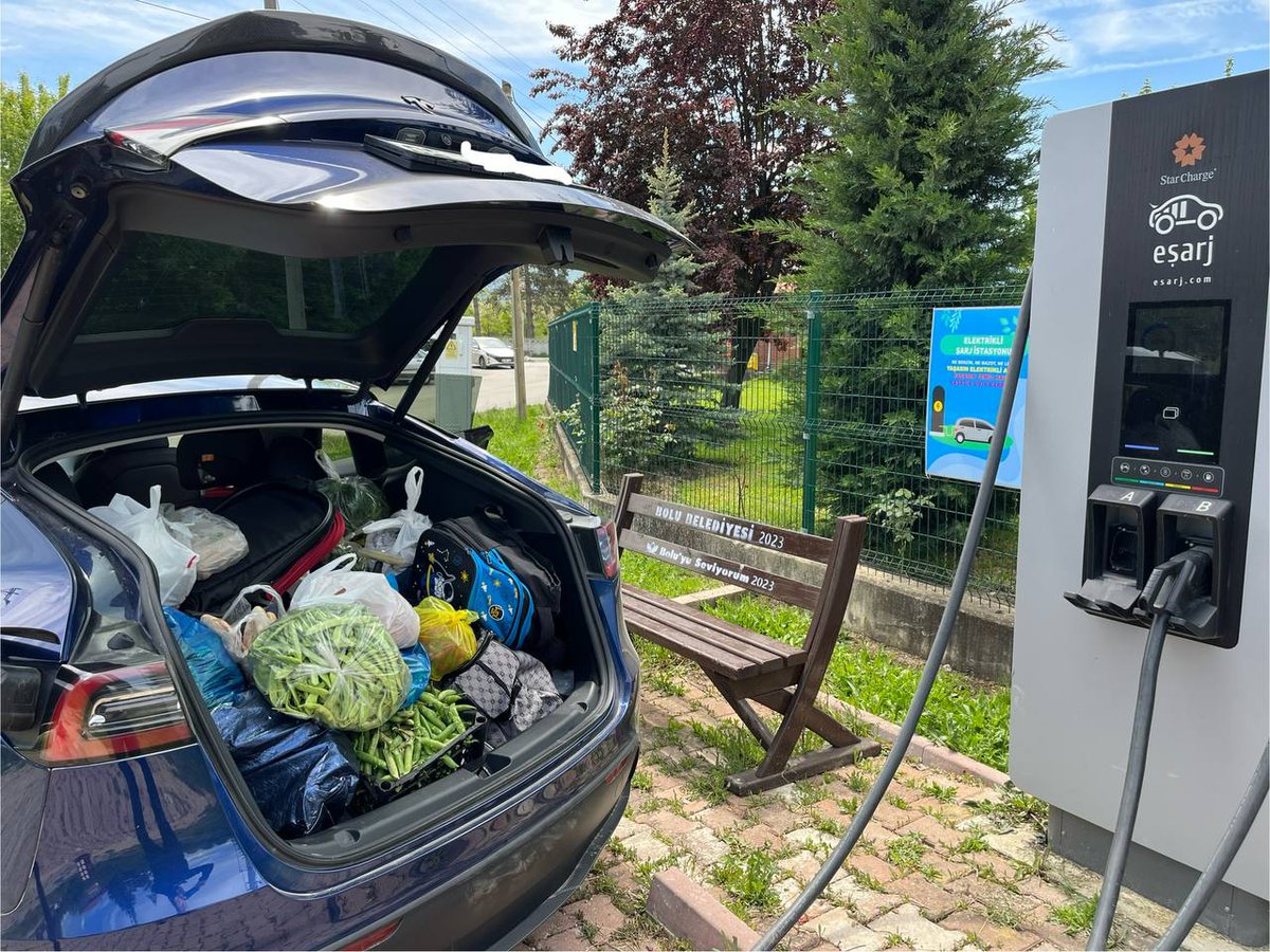 TMCTurkiye's tweet photo. Değerli Tesla Ailesi,

Bayram yoğunluğunda yoğunluk yaşanan şarj istasyonlarında, araçlarınızı %80’den fazla şarj etmeyerek sırada bekleyen diğer elektrikli araç sahiplerine gösterdiğiniz anlayış için teşekkür ederiz. https://t.co/mCNbdGCHuM