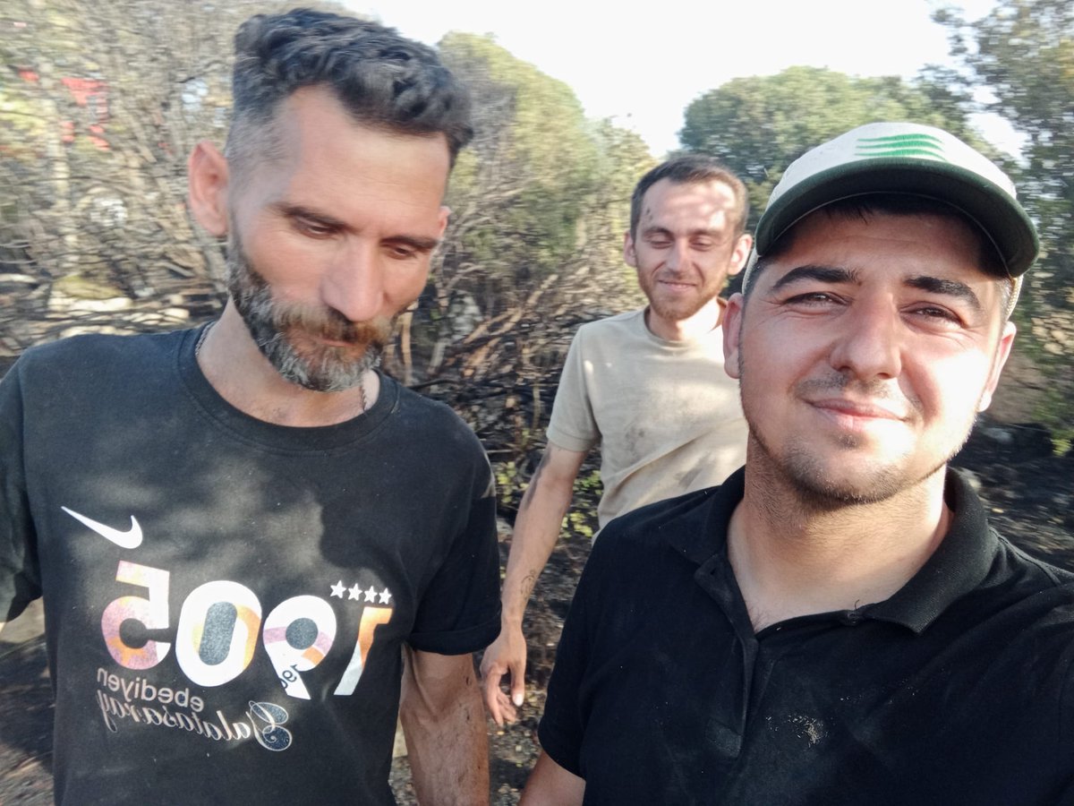 izhed35's tweet photo. Bergama Yunt Dağında Ormanlık alanda çıkan yangına ilk müdahaleyi İzmir Hepimizin Derneği (İZHED) Bergama ve Kınık İlçe Temsilcilerimiz ve Merkez Yönetim Kurulu Üyemiz yaptı ve 112'ye haber verdiler. Gökhan, Ozan ve Ahmet Başkanlarımızı tebrik ederiz. 
#OrmanlarımızıKoruyalım https://t.co/0LSGSWUMfO