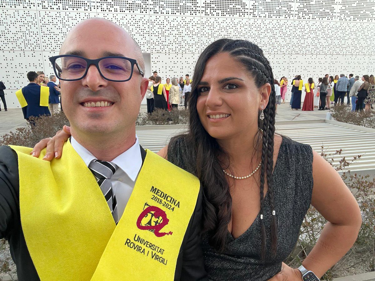durmarlau's tweet photo. Después que mi marido @jeremy24rdb hace 8 años le diagnosticaran un Sarcoma de partes blandas y recibir tratamiento en @SantPau con una recidiva al año posteriormente decidió estudiar medicina. https://t.co/ObnZKtbmsg