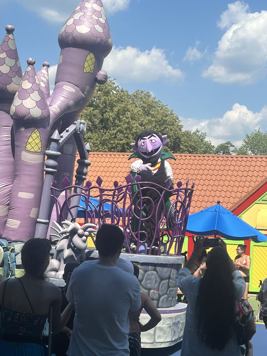 inklusioncomics's tweet photo. Great day at @SesamePlace! Met a celebrity…caught a show…and counted 1…2…3 parade floats ah-ah-ah 🦇 #sesameplace #sesameplacephiladelphia #sesamestreet #kidsshows #kidsmedia https://t.co/CyFLtTUNsO