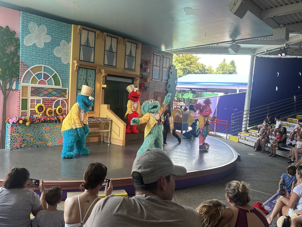 inklusioncomics's tweet photo. Great day at @SesamePlace! Met a celebrity…caught a show…and counted 1…2…3 parade floats ah-ah-ah 🦇 #sesameplace #sesameplacephiladelphia #sesamestreet #kidsshows #kidsmedia https://t.co/CyFLtTUNsO