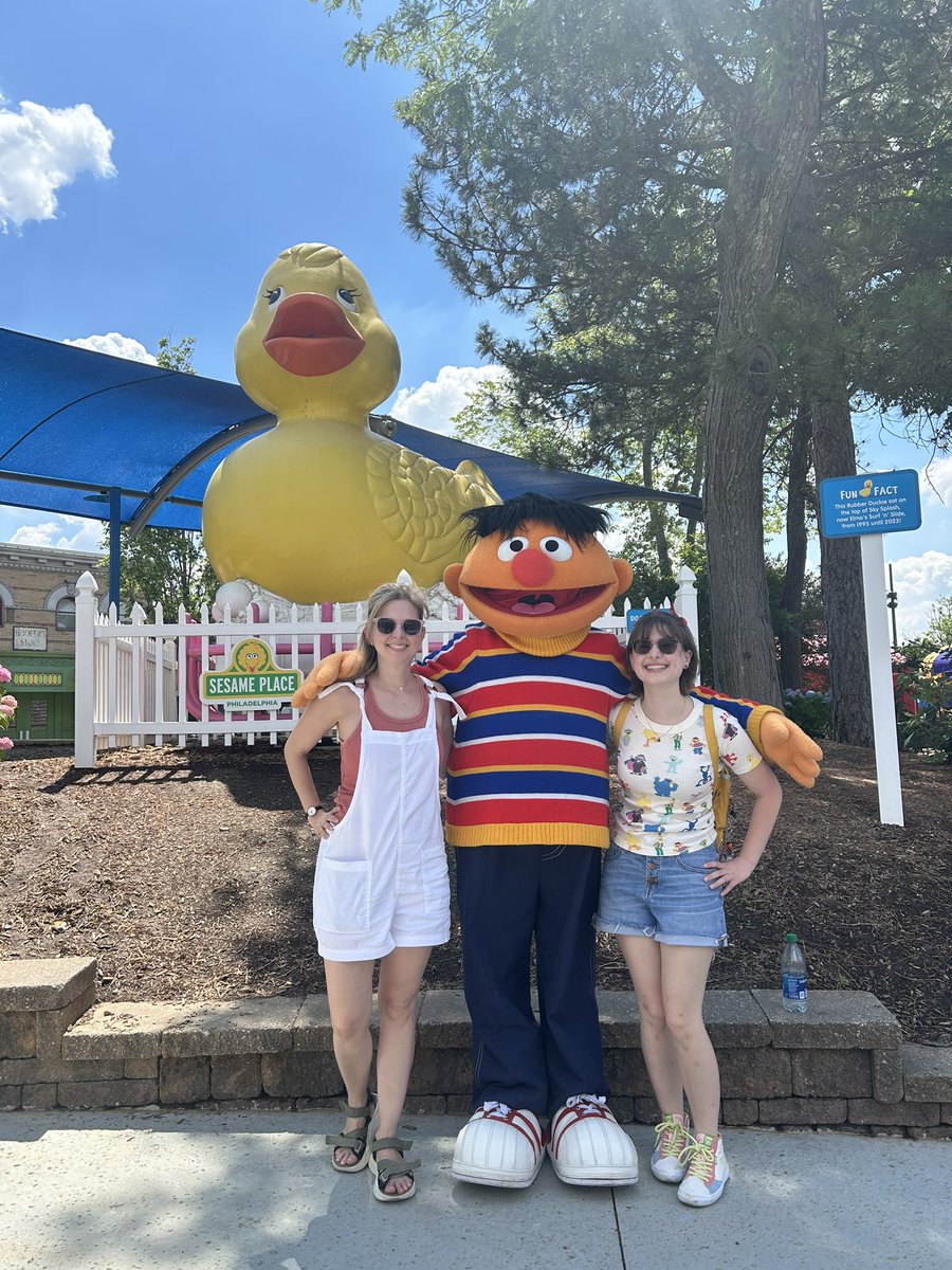 inklusioncomics's tweet photo. Great day at @SesamePlace! Met a celebrity…caught a show…and counted 1…2…3 parade floats ah-ah-ah 🦇 #sesameplace #sesameplacephiladelphia #sesamestreet #kidsshows #kidsmedia https://t.co/CyFLtTUNsO