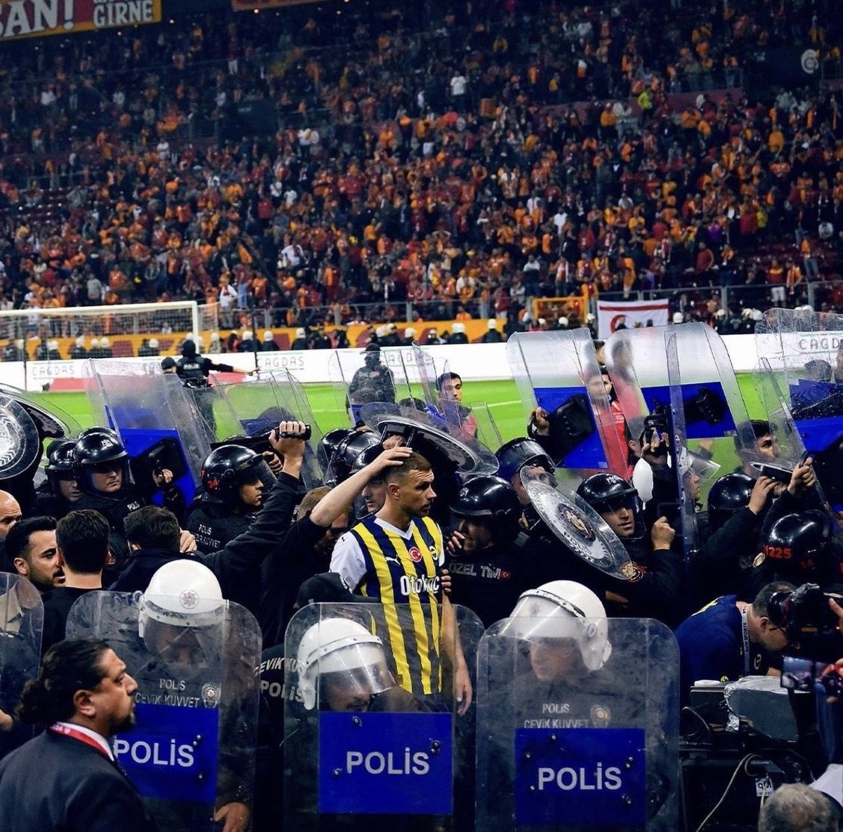 FenerGlobalOrg's tweet photo. We are grateful for the character you showed for Fenerbahçe, Captain.

Fenerbahçe family loves and respects yo 💛💙 https://t.co/J5WFYtDf1O