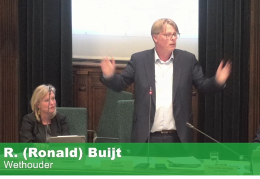 Wethouder Buijt komt maar lastig uit zijn woorden en overtuigt de raad niet.