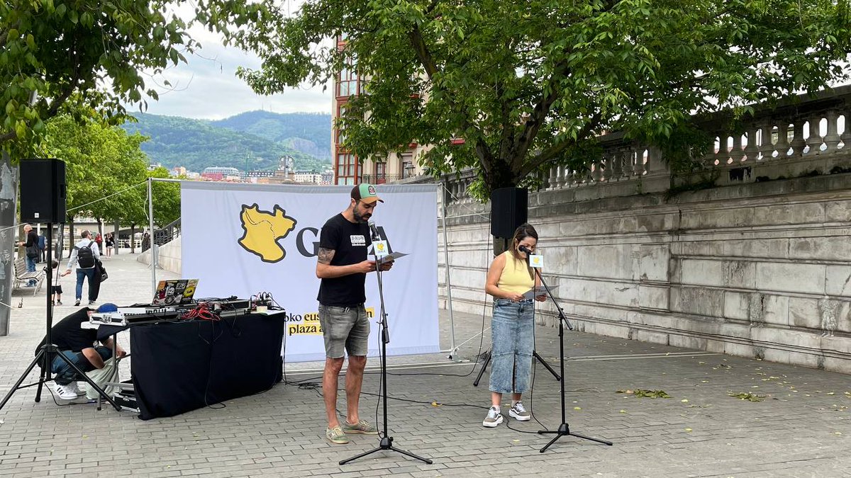 kontseilua's tweet photo. 🟡 @GUKAbilbon aurkeztu dute, Bilboko hainbat herri mugimendutako eta eragiletako euskaltzale aktibistok osatutako mugimendu partehartzailea, kolektiboa eta herrikoia. Bilbo osoan eta auzoz auzo euskararen alde egiteko, eragiteko eta eginarazteko egitasmoa. Kuraia on, lagunak! https://t.co/QQmt92ec2b