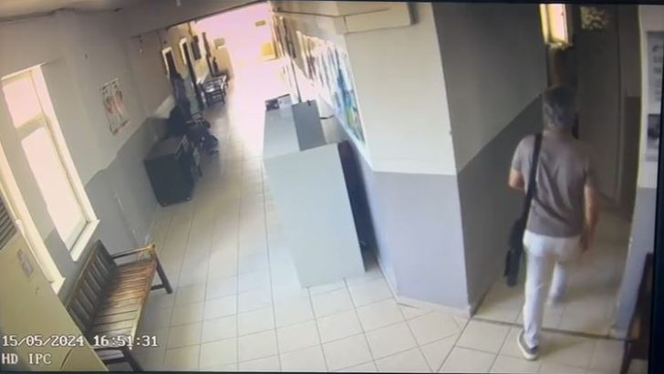 TamgaTurk's tweet photo. Antalya'nın Kaş Adliyesi'nde avukat Hakan Tüzen'in, koruma polisi zoruyla tuvaletten çıkarmasıyla gündeme gelen Kaş Başsavcısı Gökhan Feyzoğlu, tenzili rütbe ile düz savcı olarak Afyonkarahisar’a gönderildi.

https://t.co/8SHIsBfDwp https://t.co/6SnSOk8Bvz