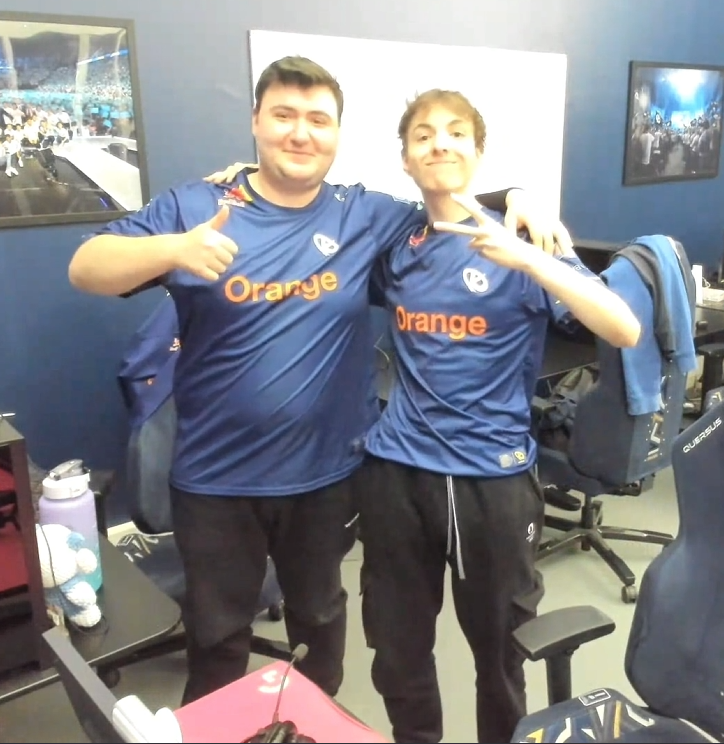 Maynter_LOL's tweet photo. GG @SolaryTV @KryzeLoL gl next week
couldnt focus today first 10 min of the game fk russia man, I hate this "country" so much, but thanks god I have these 2 boys https://t.co/FnZTSmA80f