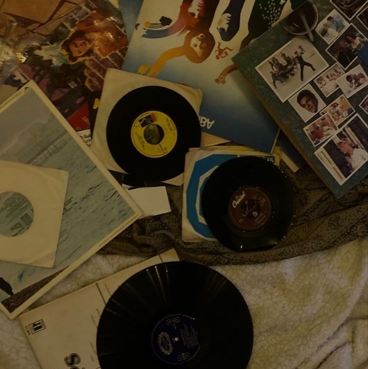 – встечайте меня, единственную в своем р..роде - ОЛИВ АФТОН!!!! – девочка гордо улыбается и стоя где-то на высоком выступе, сразу же падает с него и с неохотой гладит места где-то ударилась и оттряхивается.

– ай!.. чёрт... я не этого хотела... вот блин!