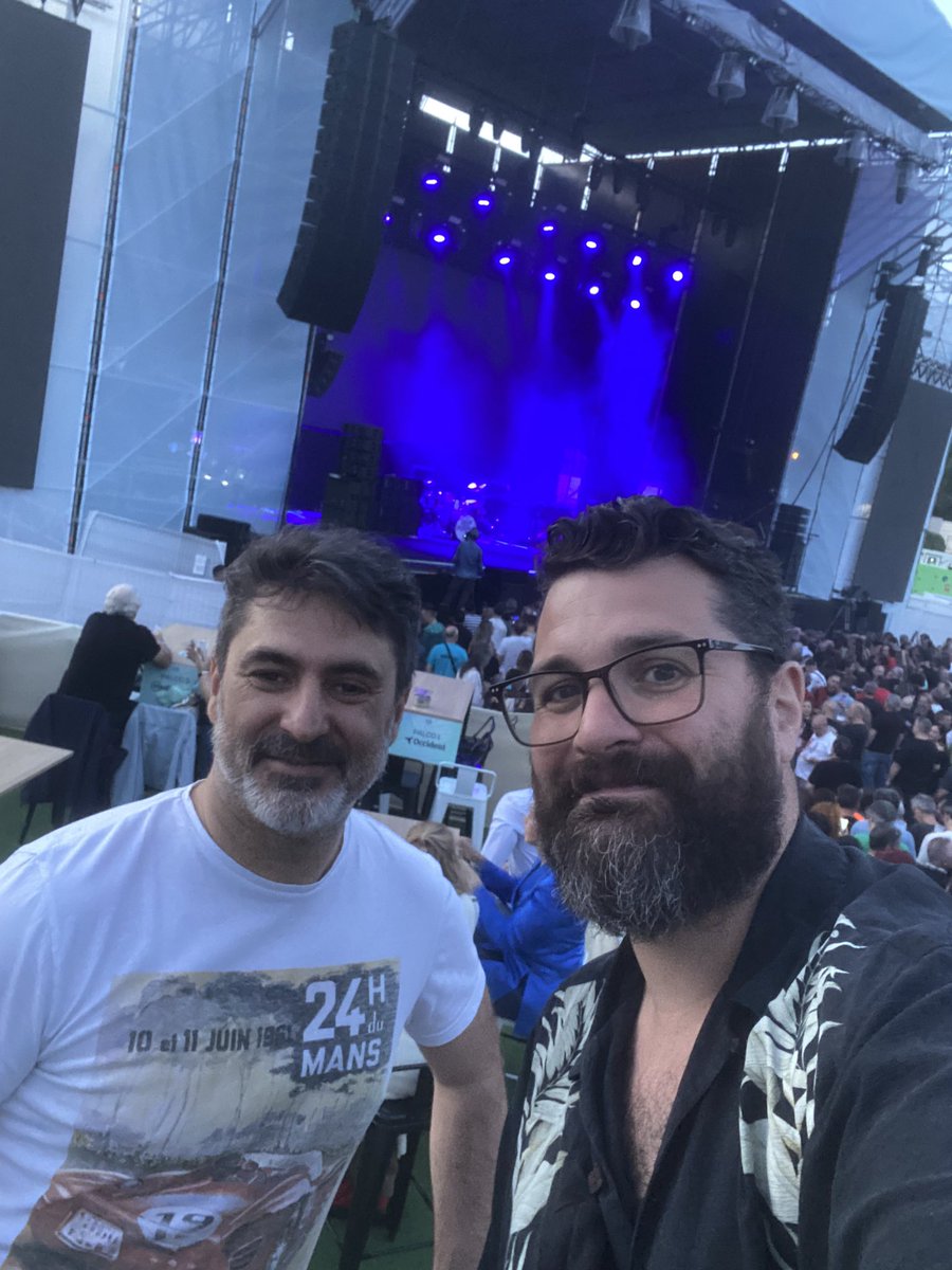 Chesaronne's tweet photo. Hola @antihype_ES 

Que hay señores mayores ahí en la zona vip https://t.co/snaTLMoXpx