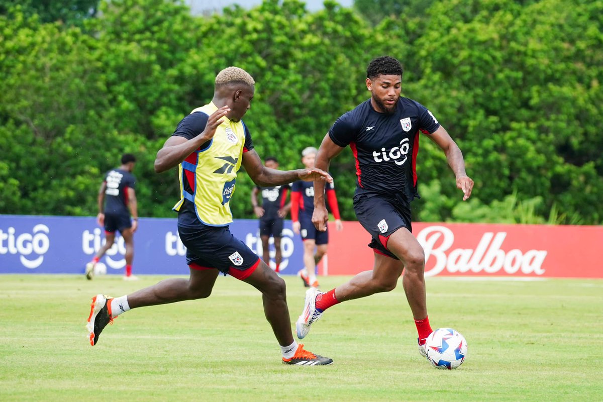 NorwichCityES's tweet photo. "En barrio de guapo cuidao' en la acera. ..."🎶🎶🎶

Nuestro José Córdoba (izq.) se entrena a tope con 🇵🇦 de cara a su último amistoso antes de la @CopaAmerica.

Y en Norwich ya estamos bien atentos 💛💚. 

📸 @fepafut https://t.co/mAuLzTTgzY