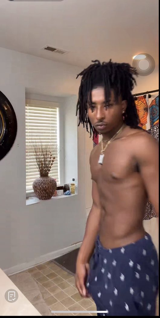 pattycaakke's tweet photo. I wna rideee 😩.. he so fione, go fw his tt n lives &amp; ig give my man his coins ‘ foreverhustlin.m.t 😽 be respectful thats my daddy ! https://t.co/SnN3gxw0gB