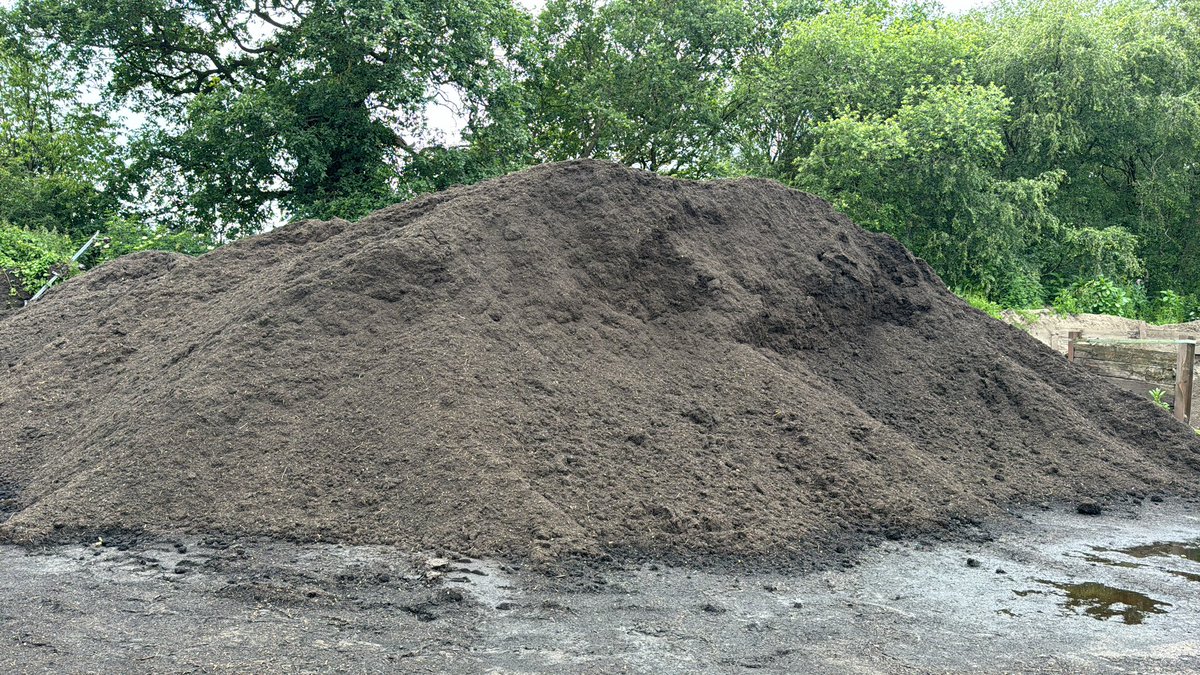 BunkerMat_com's tweet photo. #Pas100GreenCompost #BlackGold over 95% of all our blended materials utilise the MOST consistent organic amendment. #Latymer #RootZone #BlendedSoils
#RecycleReUse https://t.co/yj0nE26EKo