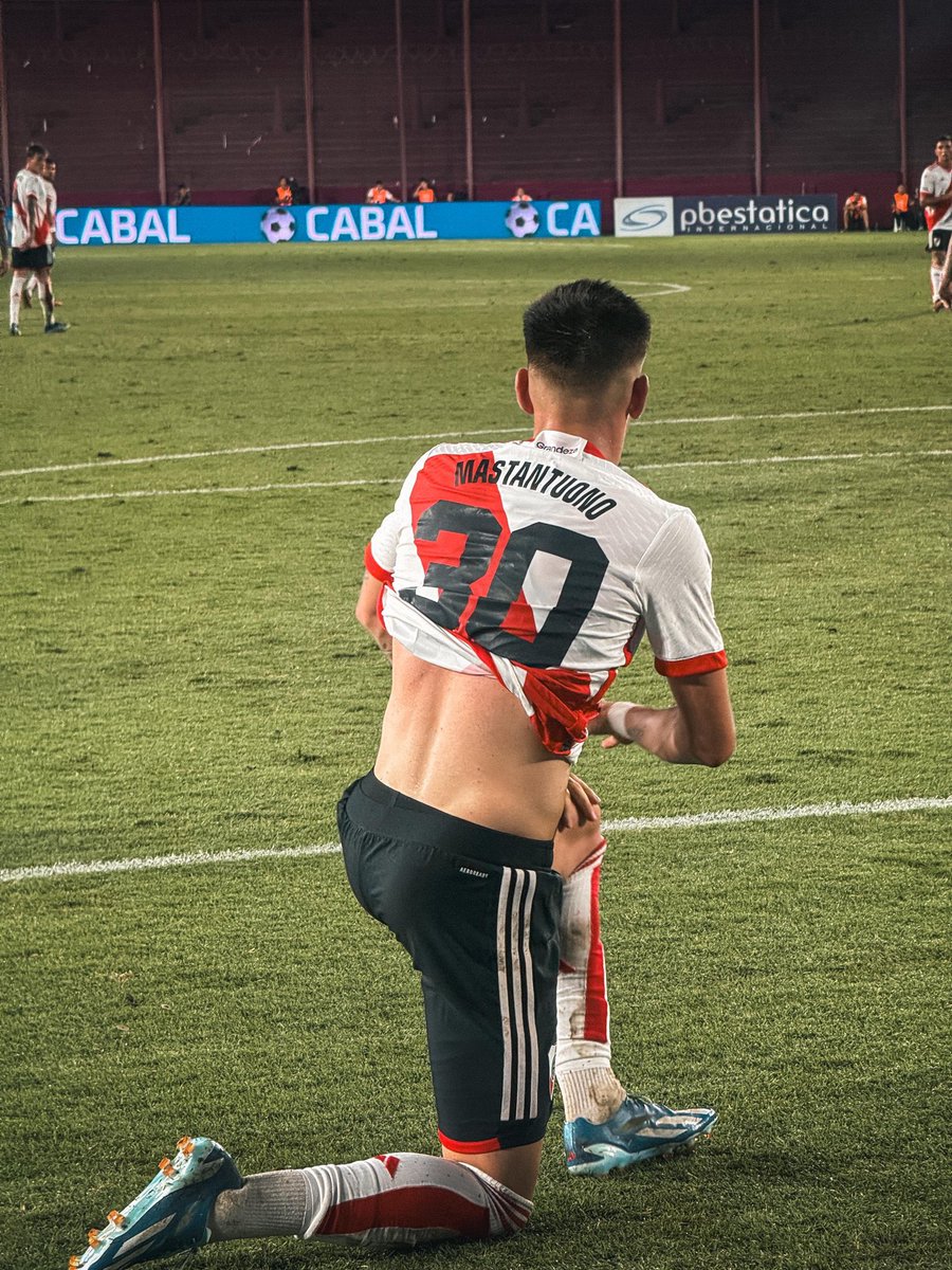 Fútbol y huevos, pareciera que es único que sabe que esta jugando en River.