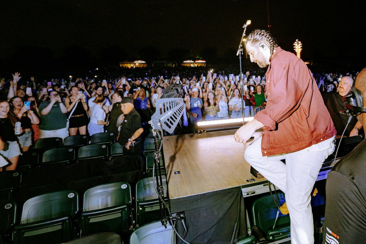 NoahKahan's tweet photo. Dallas I was so so sweaty but you guys still managed to look directly at me and cheer for 2 hours. What an amazing tour this has been so far https://t.co/mqJQmi3s8o