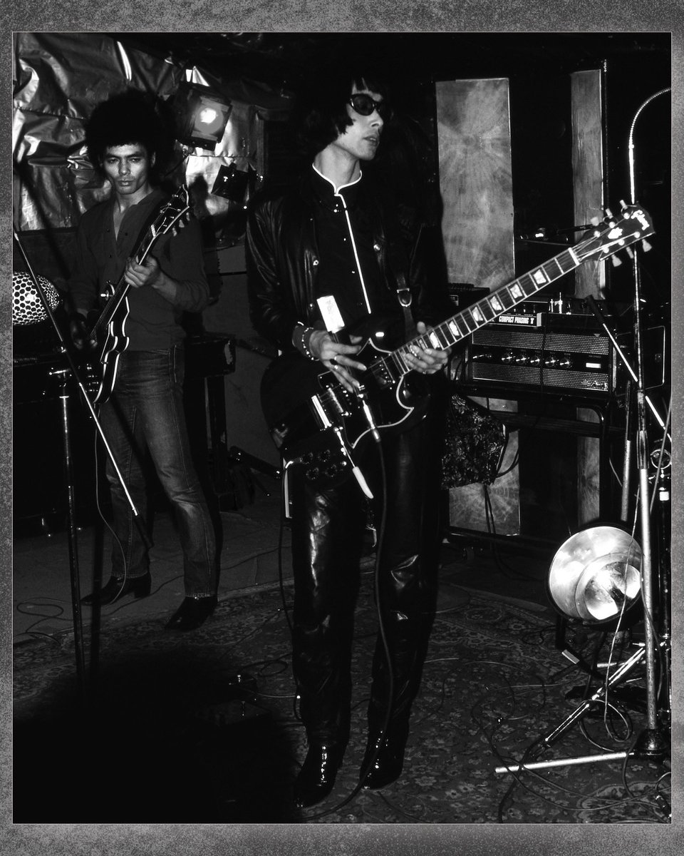 Temporal_Drift's tweet photo. There are a few photos by Akira Uji included in Les Rallizes Dénudés - YaneUra Oct. ‘80. Mizutani is seen here using the Sennheiser 441 mic to activate some guitar noise. Fujio Yamaguchi looks on with intense and focused eyes. This pair was really something special. https://t.co/fxEDTREGdT