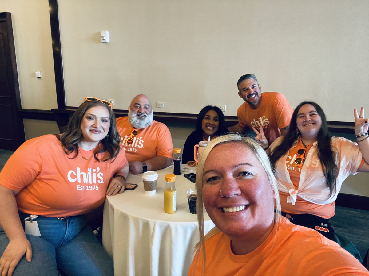 Shannon08Banana's tweet photo. Little breakfast team meeting before our classes for the day ππΆοΈπ«Ά #VirtualTrainingTeam #ChilisLove #TrainingMatters https://t.co/q3n2T3dKRF